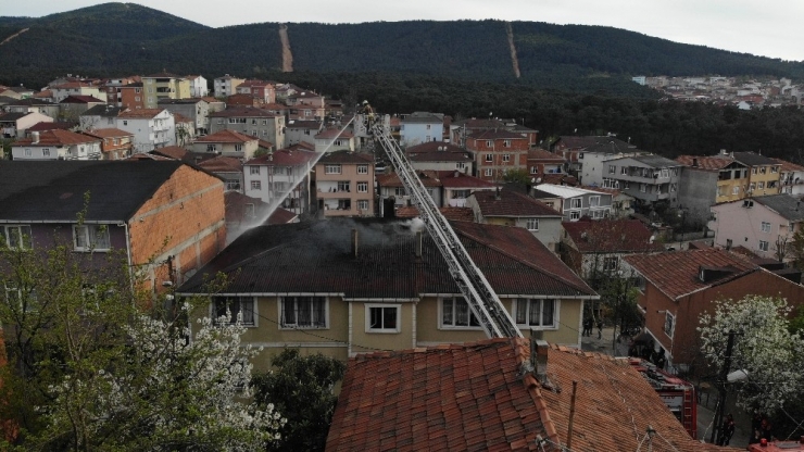 Sultanbeyli’de Çatı Yangını Korkuttu