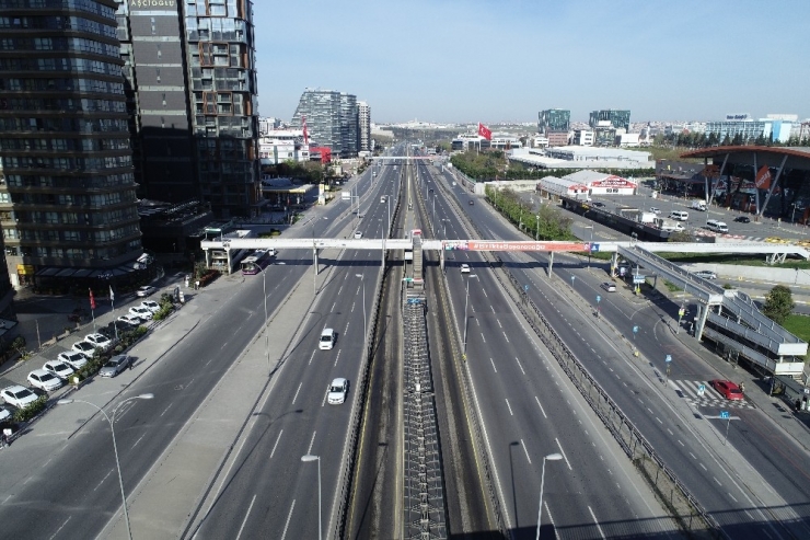 Kısıtlamanın 2’nci Gününde İstanbul’da Yollar Boş Kaldı