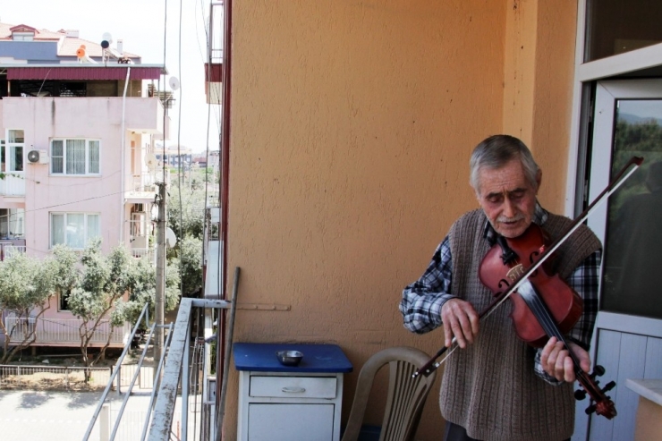 76 Yaşındaki Huzurevi Sakininden Balkon Konseri