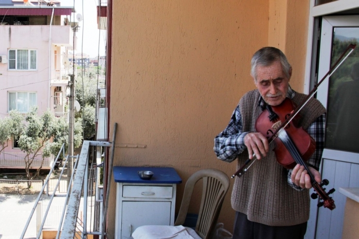 76 Yaşındaki Huzurevi Sakininden Balkon Konseri