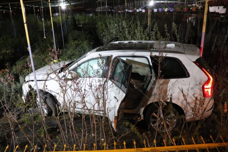 Sokağa Çıkma Kısıtlamasına Uymayan Ehliyetsiz Sürücü Kazaya Karıştı