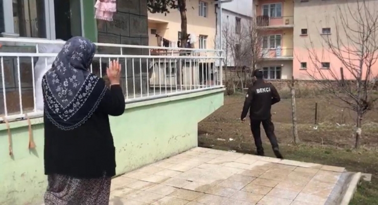 Teyzenin Yardımına Bekçi Koştu