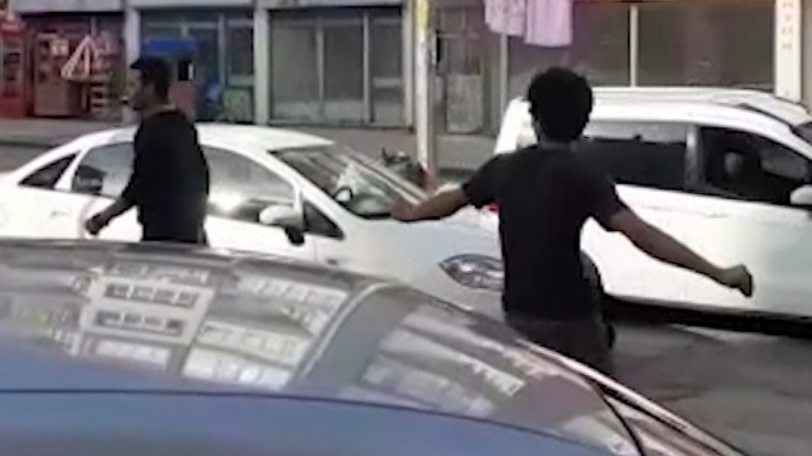 Yaşlı Komşuları İçin Verdiği Konserde Gençler Oynadı