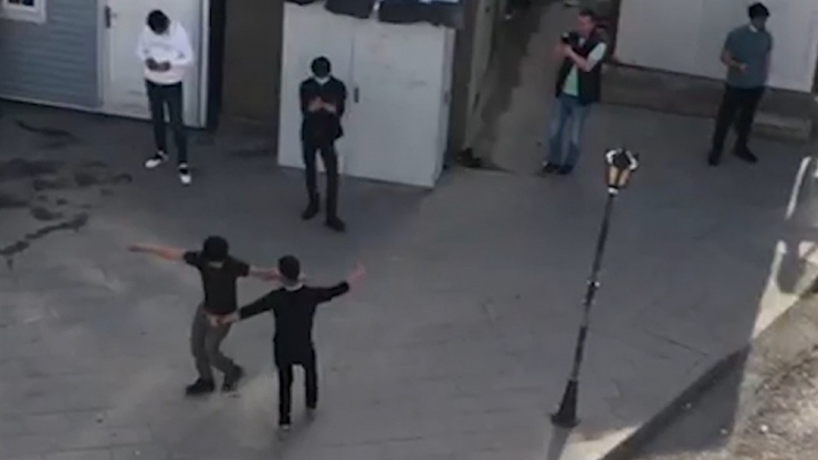 Yaşlı Komşuları İçin Verdiği Konserde Gençler Oynadı