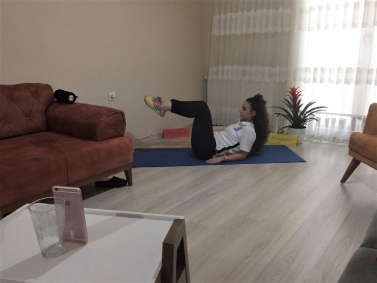 Kocaeli’de Sokağa Çıkmayan Kadınlar Evde Spor Yapıyor