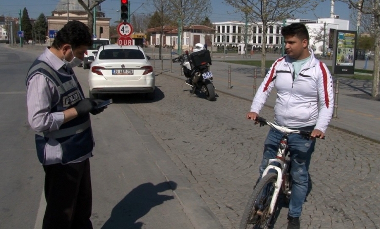 Yasağı İhlal Etti, Yakalanınca "Maske Üretim Atölyesinde Çalışıyorum" Dedi