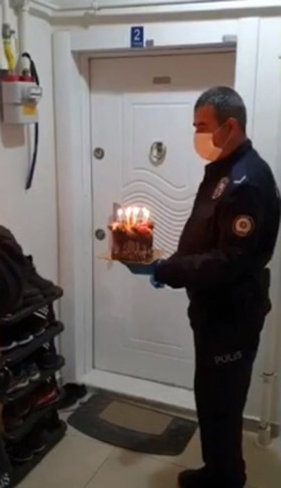 Evden Çıkamayan Çocuğa Polisten Doğum Günü Sürprizi