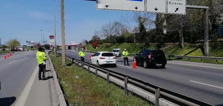 Sokağa Çıkan Genç Polisleri "Dedeme Yemek Götürdüm" Diye Kandırmaya Çalıştı