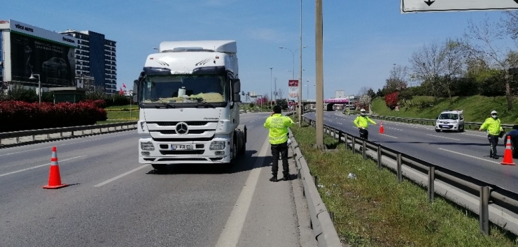 Sokağa Çıkan Genç Polisleri "Dedeme Yemek Götürdüm" Diye Kandırmaya Çalıştı