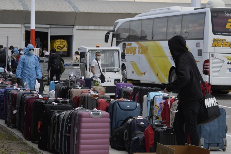 Kktc’den Muş’a Getirilen Vatandaşlar Yurda Yerleştirildi