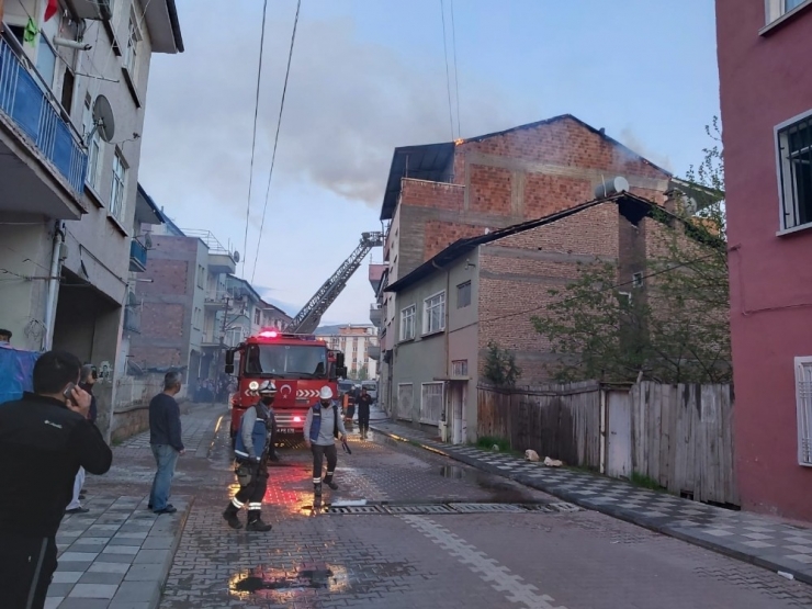 Malatya’da Ev Yangını: 1 Kişi Dumandan Etkilendi
