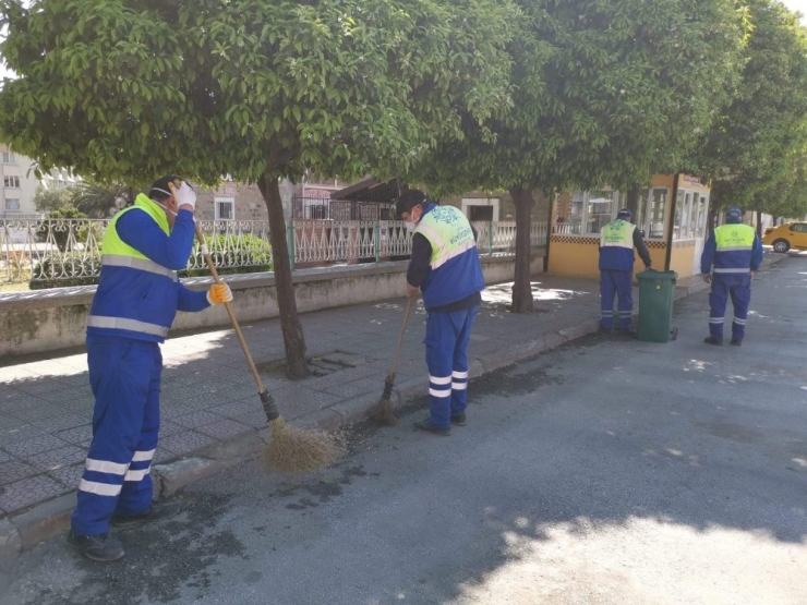 Nazilli’de Cadde, Sokak Ve Meydanlar Dezenfekte Ediliyor