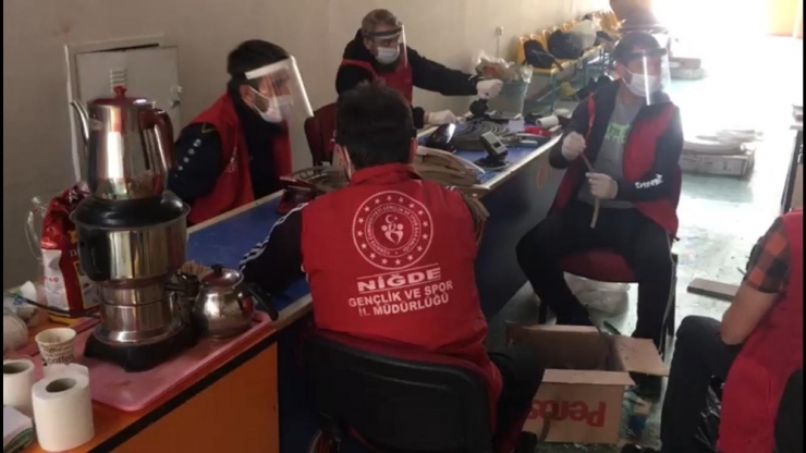 Niğde Gençlik Merkezleri Günlük 2 Bin 500 Adet Siperlik Maske Üretiyor