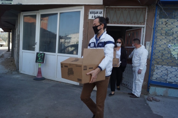 Sağlık Çalışanları Ve Güvenlik Güçlerine Sarma Jesti