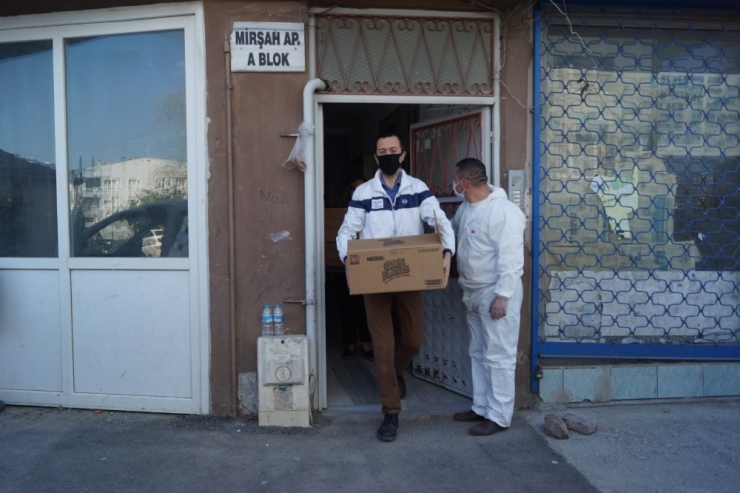 Sağlık Çalışanları Ve Güvenlik Güçlerine Sarma Jesti