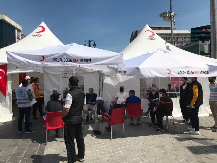 Özel İzin Alan Vatandaşlar Kan Bağışında Bulundu