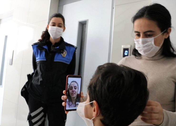 Sağlık Çalışanı Anneyi Ağlatan Doğum Günü Sürprizi