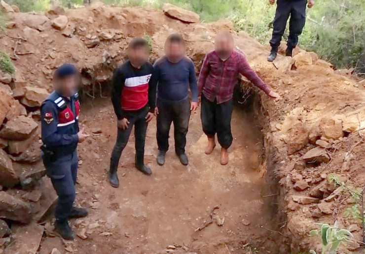 Sokağa Çıkma Kısıtlamasını Fırsat Bilen Defineciler Jandarmaya Yakalandı