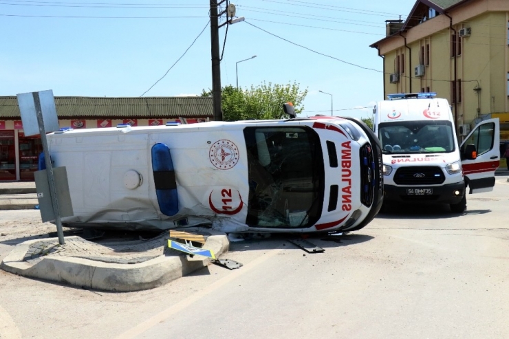 Sakarya’da Ambulans Ve Pikap Çarpıştı: 2’si Sağlık Çalışanı 3 Yaralı