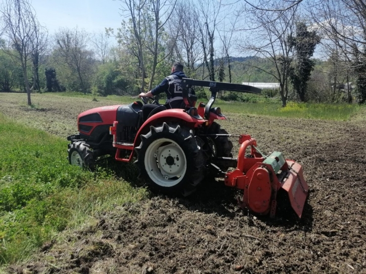 Sakarya’da Vatandaşın Tarlasını Polis Sürdü