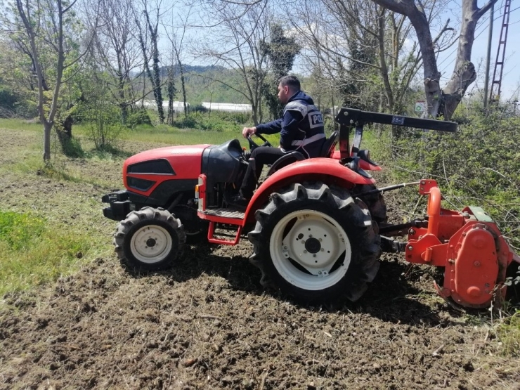 Sakarya’da Vatandaşın Tarlasını Polis Sürdü