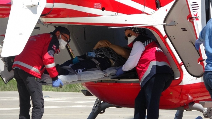Mide Kanaması Geçiren Yaşlı Adam Ambulans Helikopterle Hastaneye Yetiştirildi