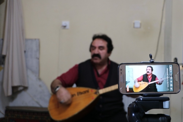 Sivaslı Ozanlar Online Konserlerle, Vatandaşları Evde Tutmaya Çalışıyor