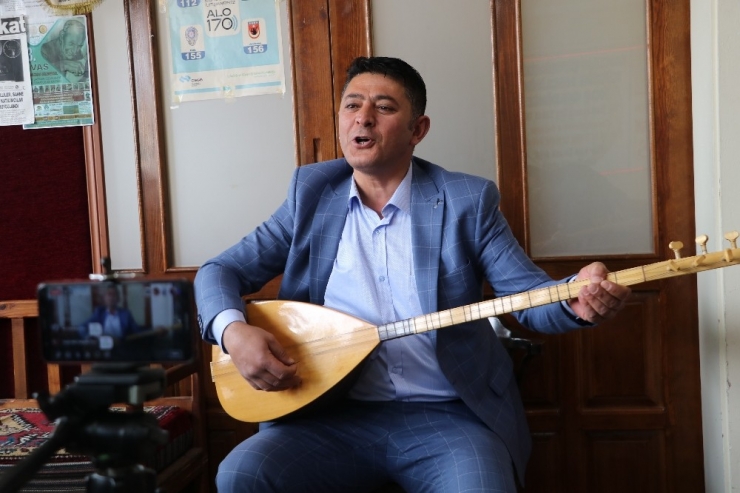 Sivaslı Ozanlar Online Konserlerle, Vatandaşları Evde Tutmaya Çalışıyor