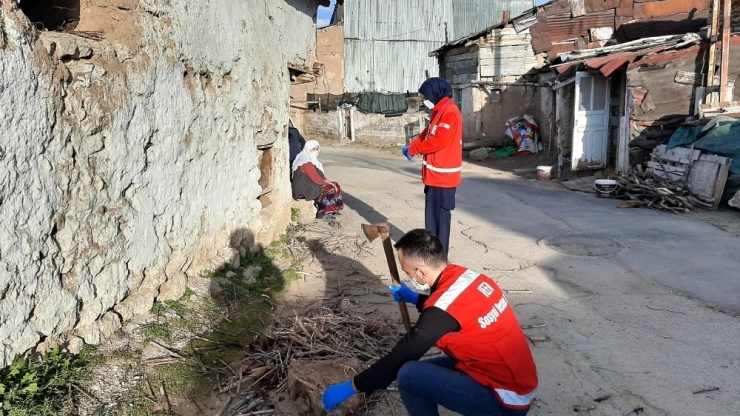Yaşlı Çiftin Odunlarını Görevliler Kırdı