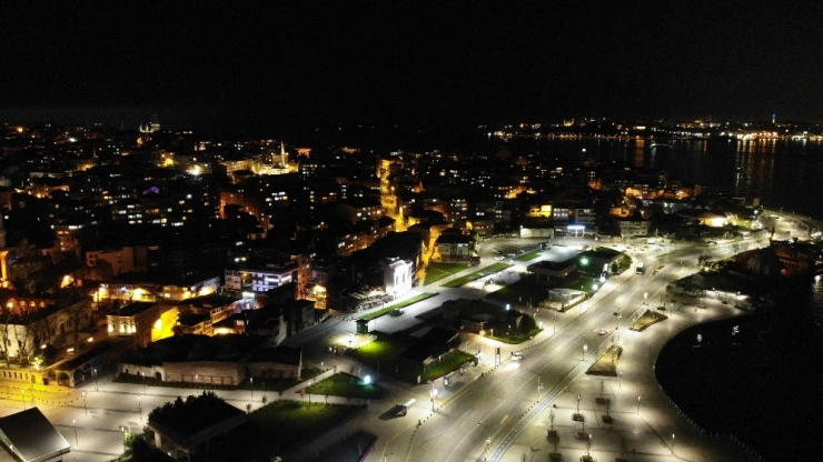 Sokağa Çıkma Kısıtlaması Nedeniyle Üsküdar Meydanı Boş Kaldı