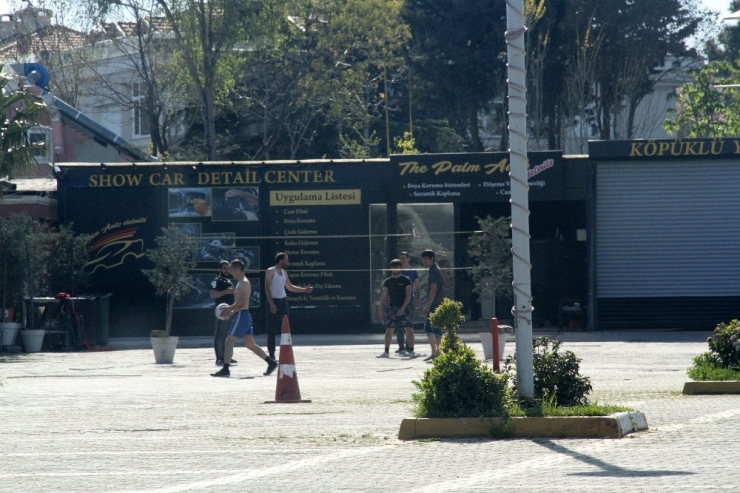 Yasağı Hiçe Sayıp Voleybol Oynadılar