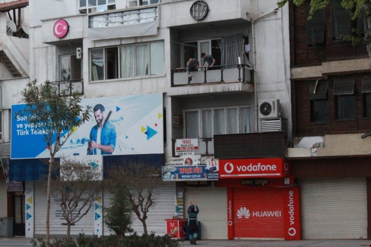 Vatandaşlar Balkondan Yem Attı, Görevliler Besledi