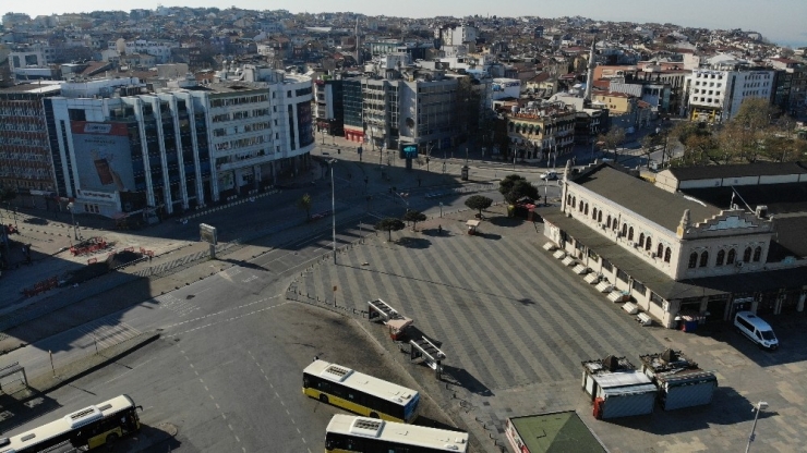 Sokağa Çıkma Kısıtlamasının İkinci Gününde Boş Kalan Kadıköy Meydanı Havadan Görüntülendi