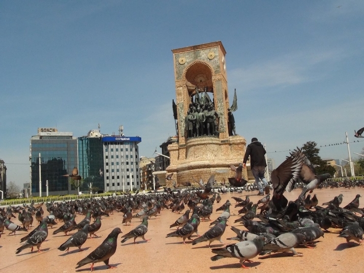 Polisler Taksim Meydanı’nda Güvercinleri Böyle Besledi