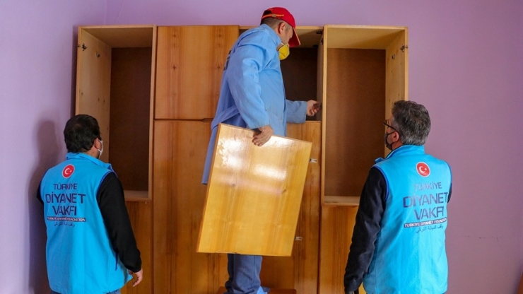 Tdv Gönüllüleri Ve Din Görevlileri Yaşlı Ve Hastaların Yardımına Koşuyor