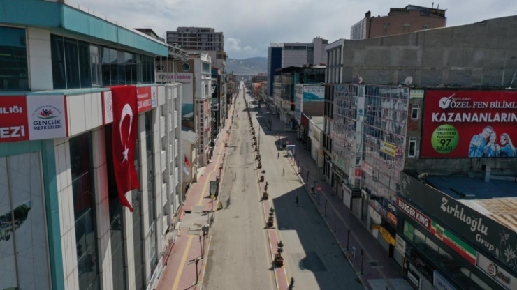 Sokağa Çıkma Kısıtlamasının İkinci Gününde De Caddeler Boş Kaldı