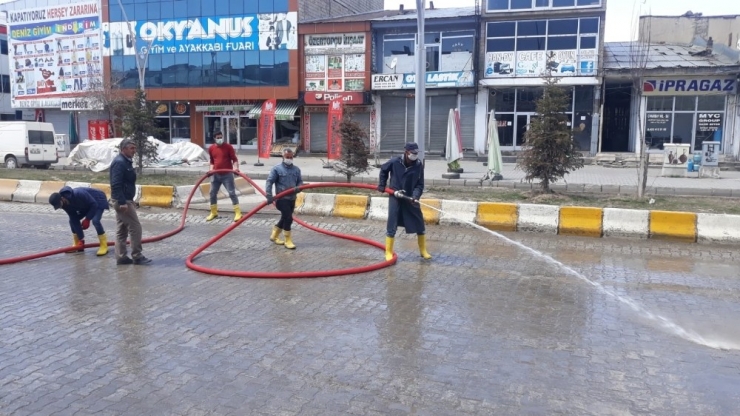 Çaldıran Belediyesi İlçeyi Baştan Sona Yıkadı