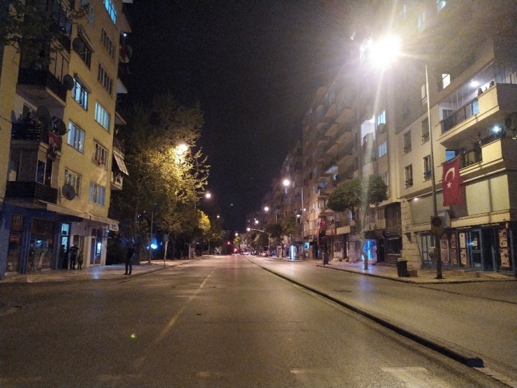 Gece Vakti Verilen Balkon Konseri Büyük İlgi Gördü