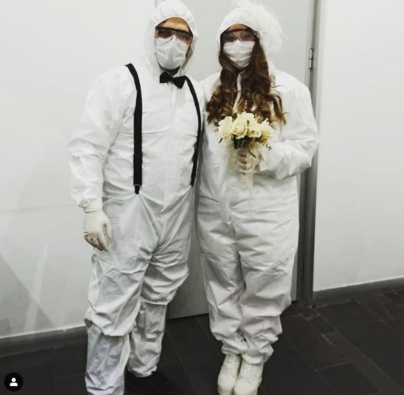 Sağlıkçı Çift Koruyucu Tulumla Evlendi, Canlı Yayında Düğün Yaptı