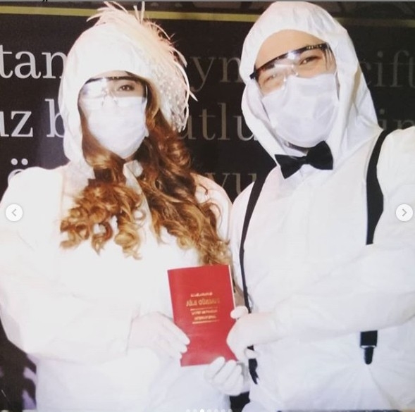 Sağlıkçı Çift Koruyucu Tulumla Evlendi, Canlı Yayında Düğün Yaptı