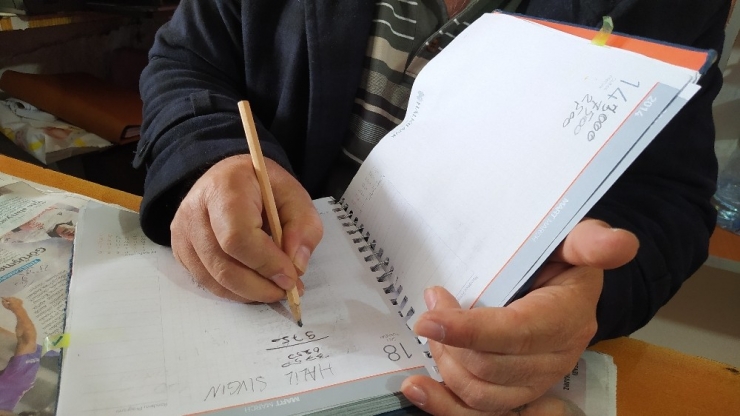 Bakkalın Veresiye Defterini Satın Aldı, Vatandaşların Borçlarını Ödedi