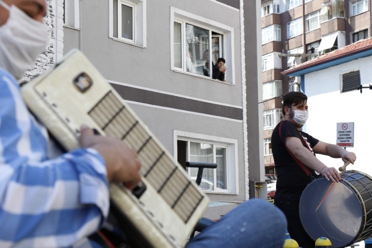 Sokağa Çıkma Kısıtlamasında Halka Mini Konser