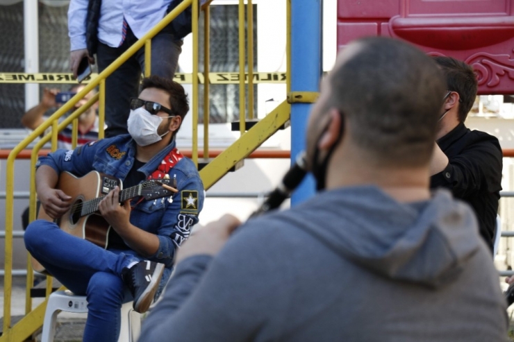 Sokağa Çıkma Kısıtlamasında Halka Mini Konser