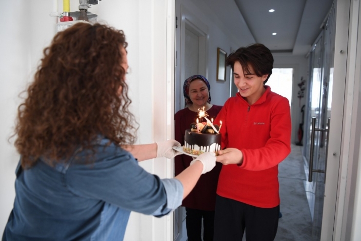 Konyaaltı Belediyesi’nden 20 Yaş Altı Gence Doğum Günü Sürprizi