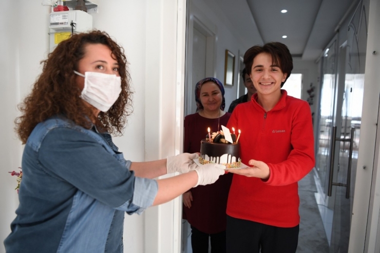 Konyaaltı Belediyesi’nden 20 Yaş Altı Gence Doğum Günü Sürprizi