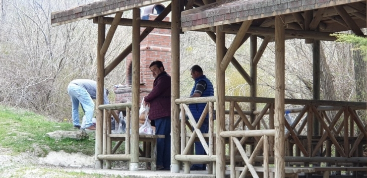 Şuhut’ta Korona Virüs Tedbirlerine Uymayarak Piknik Yapan 10 Kişiye 392’şer Lira Ceza