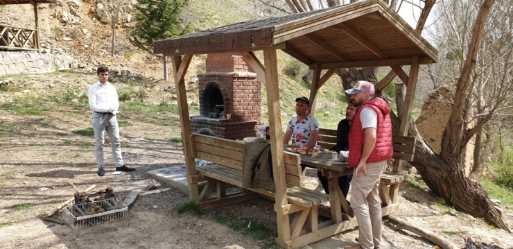 Şuhut’ta Korona Virüs Tedbirlerine Uymayarak Piknik Yapan 10 Kişiye 392’şer Lira Ceza