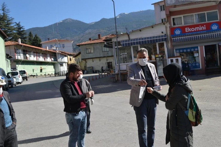 Ak Parti Şaphane İlçe Başkanı Hasan Basri Mete, Esnaf Ve Vatandaşlara Maske Dağıttı