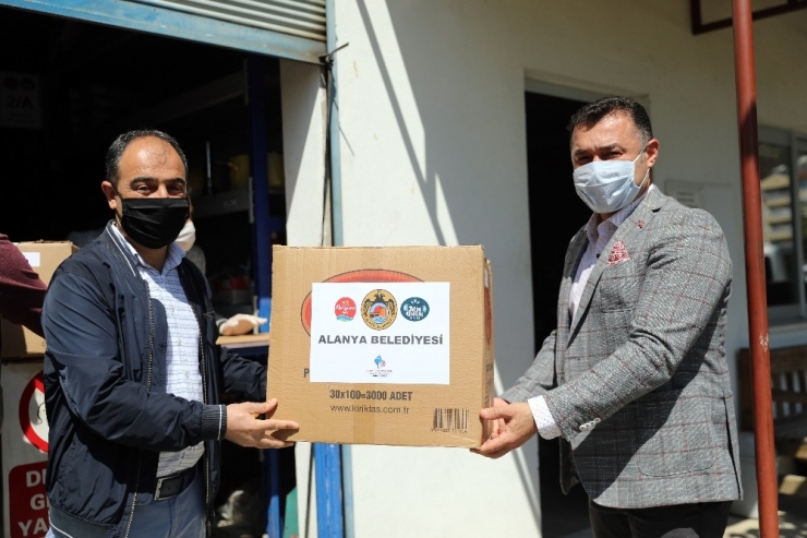 Başkan Yücel Muhtarlara 80 Bin Adet Maske Dağıttı