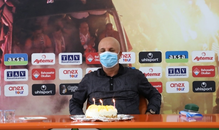 Alanyaspor, Başkan Çavuşoğlu’nun Doğum Gününü Kutladı